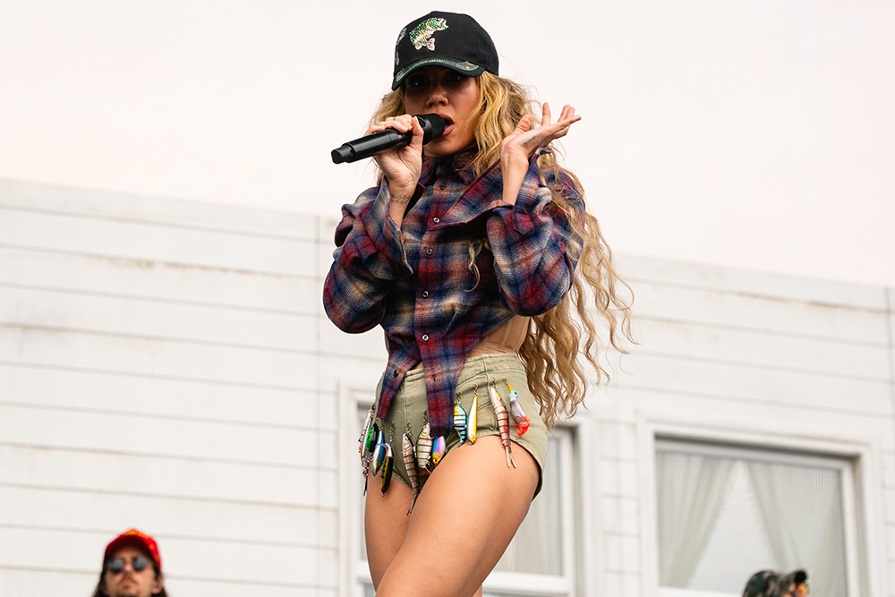 Slayyyter performs at Lollapalooza. Images by James Hoeck.
